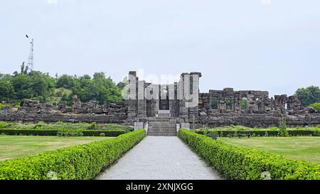 Vorderansicht der Ruinen des Martand-Tempels, der Lord Sun gewidmet ist, erbaut von König Lalitaditya Muktapida im 8. Jahrhundert, Anantnag, Jammu und Kaschmir, Stockfoto