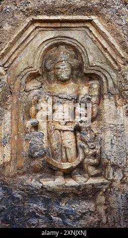 Schnitzerei der hinduistischen Gottheit auf den Ruinen des Martand Sun Tempels, Monument aus dem 8. Jahrhundert, Anantnag, Jammu und Kaschmir, Indien. Stockfoto