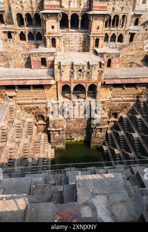 13-stöckiger tiefer chand baori Steppbrunnen, erbaut im 8. Jahrhundert in Abhaneri, Rajasthan, Indien Stockfoto