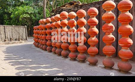 Wunderschöner Blick auf das Muster der Bodentöpfe in Rock Garden, erbaut von Regierungsbeamtem Nek Chand Saini im Jahr 1957, Chandigarh, Indien. Stockfoto