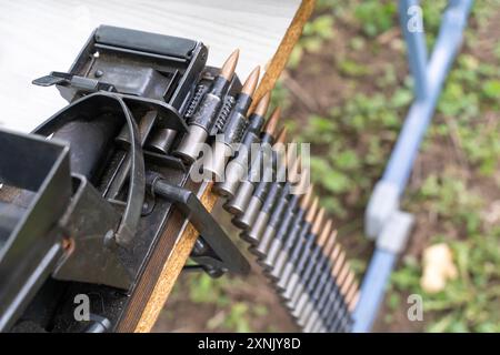 Eine kleine Maschine, die einen 7,62-mm-Maschinenpistolengurt lädt Stockfoto