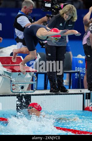 Die britische Lucy Hope taucht ein, als Abbie Wood während der 4 X 200M Freestyle Relay Heats in der Pariser La Defense Arena am sechsten Tag der Olympischen Spiele 2024 in Frankreich die Wand berührt. Bilddatum: Donnerstag, 1. August 2024. Stockfoto