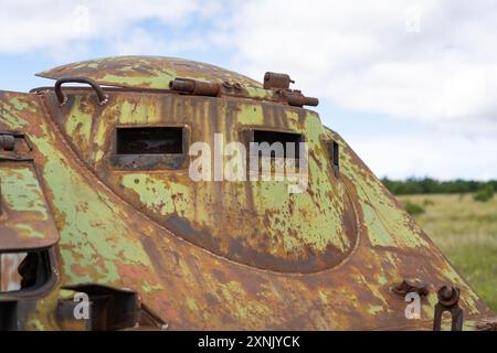 Spyhole von einem rostigen alten sowjetischen Militärwagenunfall Stockfoto