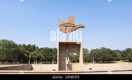 Wunderschöner Blick auf das Open Hand Monument, erbaut 1964 und ca. 26 m hoch, Chandigarh, Indien. Stockfoto