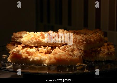 Apfelkuchen in der Glasschale, Nahansicht unter Spotlight Stockfoto