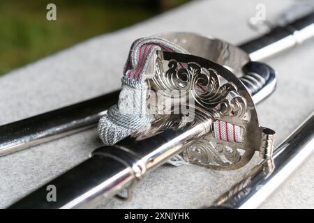 Dekorativer Säbelgriff aus silberfarbenem Metall Stockfoto