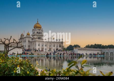 Neu-Delhi, Indien. 02/12/2024. Einer der bedeutendsten Sikh-Paläste Indiens, Gurdwara Bangla Sahib Stockfoto