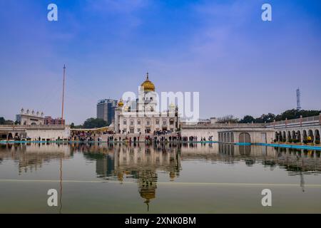 Neu-Delhi, Indien. 02/12/2024. Einer der bedeutendsten Sikh-Paläste Indiens, Gurdwara Bangla Sahib Stockfoto