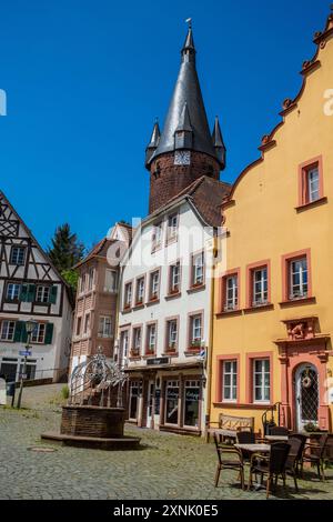 Rathausplatz in Ottweiler, im Hintergrund der alte Turm, Deutschland. Stockfoto