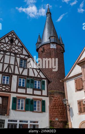 Rathausplatz in Ottweiler, im Hintergrund der alte Turm, Deutschland. Stockfoto