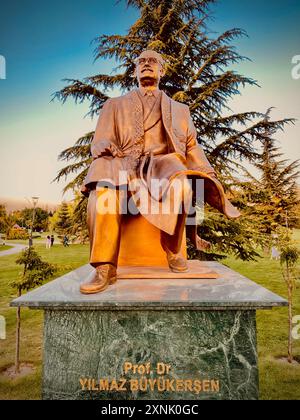 9. September 2023 Eskisehir Türkei Sazova Park mit Yilmaz Buyukersen Skulptur und Märchenschloss Stockfoto