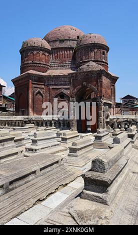 Blick auf das Grab von Zain-ul-Abidins Mutter, erbaut im 15. Jahrhundert, war er der 9. Sultan des Sultanats Kaschmir, Srinagar, Jammu und Kaschmir. Stockfoto