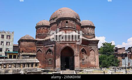 Blick auf das Grab von Zain-ul-Abidins Mutter, erbaut im 15. Jahrhundert, war er der 9. Sultan des Sultanats Kaschmir, Srinagar, Jammu und Kaschmir. Stockfoto