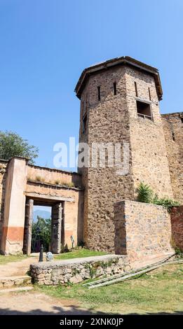 Blick auf den Eingang des Hari Parbat Fort, der ersten Festung, die 1590 von Mogul-Kaiser Akbar errichtet wurde, Srinagar, Jammu und Kaschmir, Indien. Stockfoto