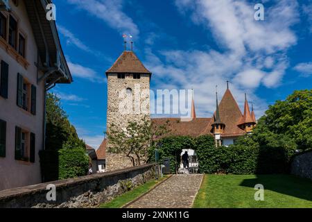 Blick auf das Schloss Spiez am Thunersee in der Schweiz. Stockfoto