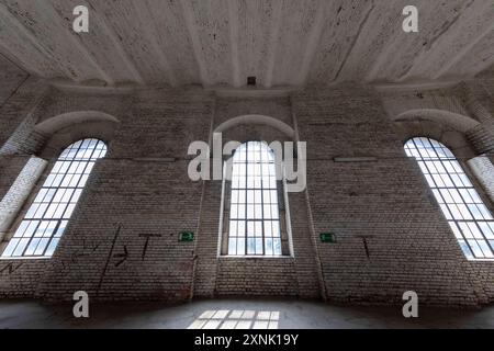Reportage 31.07.2024 die Innenräume der Kongresshalle Nürnberg, Baubeginn 1935, größtes noch vorhandenes Gebäude des Reichsparteitagsgeländes, wird in den nächsten Jahren zum Kulturzentrum hergerichtet drei der 138 Fenster im Rundbau, rund fünf Meter hoch Nürnberg Bayern Deutschland *** Bericht 31 07 2024 das Innere der Nürnberger Kongresshalle, der Bau begann 1935, das größte noch erhaltene Gebäude auf dem NS-Rallye-Gelände, wird in den nächsten Jahren zu einem Kulturzentrum umgebaut. drei der 138 Fenster im rund fünf Meter hohen Nürnberger Rundbau Stockfoto