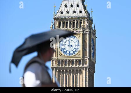 Während der Hitzewelle in Großbritannien verbrachten die Menschen Zeit mit Spaziergängen und Sonnenbaden. London, Vereinigtes Königreich - 31. Juli 2024 Stockfoto