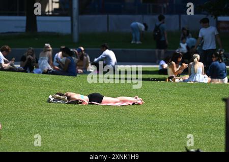 Während der Hitzewelle in Großbritannien verbrachten die Menschen Zeit mit Spaziergängen und Sonnenbaden. London, Vereinigtes Königreich - 31. Juli 2024 Stockfoto