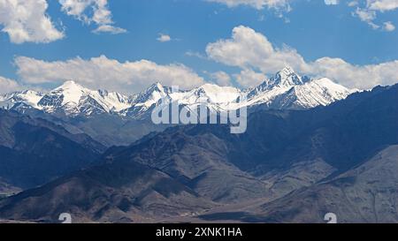 Blick auf die Berge von Stok Kangri von Leh City, Leh, Ladakh, Indien. Stockfoto