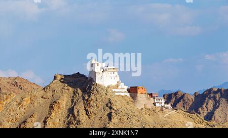 Blick auf den Temo Maitreya Tempel, 1430 von Ladakh König Tashi Namgyal, Leh, Ladakh, Indien gegründet. Stockfoto