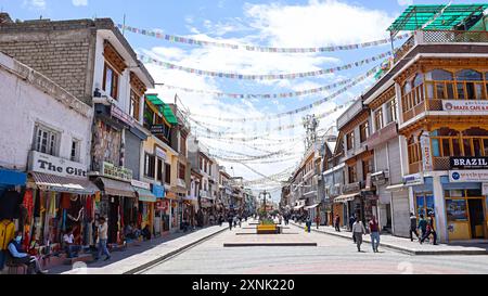 Die leere Mall Road von Leh zur Mittagszeit, Leh, Ladakh, Indien. Stockfoto