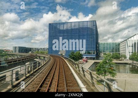 Dänischer Rundfunk, neuer Konzertsaal (links) und Radio- und TV-Haus (rechts) in Ørestad, Amager, Kopenhagen, neben der U-Bahn-Linie. Stockfoto