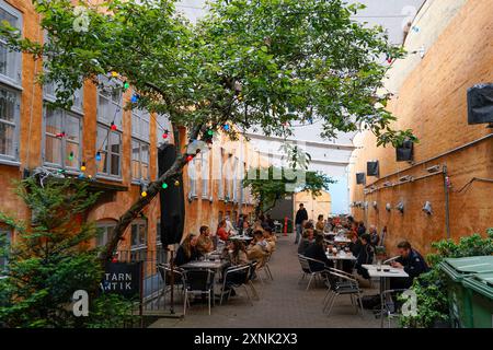 Innenhof mit Cafe, Kopenhagen, Dänemark, Europa, Skandinavien | Kopenhagen, Dänemark, Europa, Stockfoto