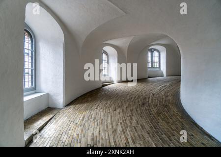 Rundetaarn, Turm aus dem 17. Jh. mit Observatorium, Planetarium, Veranstaltungssaal und spiralförmiger Rampe, Aussichtspunkt, Aussichtspunkt, Kopenhagen, D Stockfoto