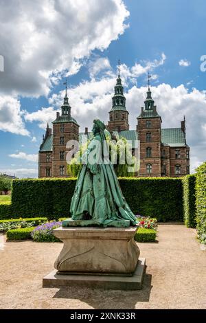 Königlicher Garten Rosenborg, Kongens Have, Statue der Königin Caroline Amalie Augustenburg. Schloss Rosenborg, Kopenhagen, Dänemark Stockfoto