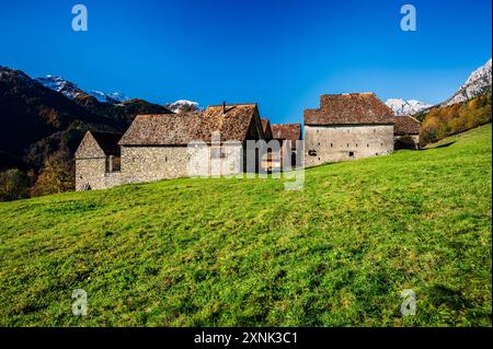 Val Pesarina in herbstlicher Atmosphäre. Zwischen Wäldern und den alten Orias-Ställen. Stockfoto