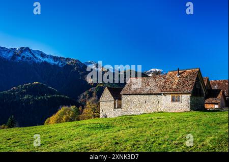 Val Pesarina in herbstlicher Atmosphäre. Zwischen Wäldern und den alten Orias-Ställen. Stockfoto