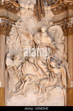 PERUGIA, ITALIEN - 18. MAI 2024: Der Stuckglor des hl. Karl Borromäus in der Kirche Chiesa di Sant Ercolano von Jean Regnaud di Champagne (1682) Stockfoto