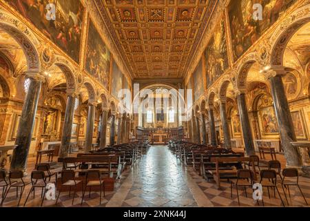 PERUGIA, ITALIEN - 18. MAI 2024: Das Kirchenschiff der Basilica di San Pietro Stockfoto