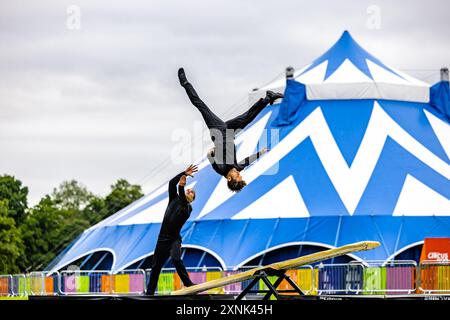 Edinburgh, Vereinigtes Königreich. 1. August 2024 Pictured: Cirquework präsentiert einen kurzen Blick auf ihre unglaubliche Show Ghost Light at the Edinburgh Fringe, Underbelly Circus Hub, mit einem einzigen Apparat - dem Teeterboard. Quelle: Rich Dyson/Alamy Live News Stockfoto