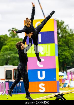 Edinburgh, Vereinigtes Königreich. 1. August 2024 Pictured: Cirquework präsentiert einen kurzen Blick auf ihre unglaubliche Show Ghost Light at the Edinburgh Fringe, Underbelly Circus Hub, mit einem einzigen Apparat - dem Teeterboard. Quelle: Rich Dyson/Alamy Live News Stockfoto