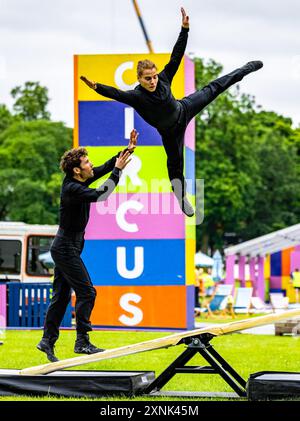 Edinburgh, Vereinigtes Königreich. 1. August 2024 Pictured: Cirquework präsentiert einen kurzen Blick auf ihre unglaubliche Show Ghost Light at the Edinburgh Fringe, Underbelly Circus Hub, mit einem einzigen Apparat - dem Teeterboard. Quelle: Rich Dyson/Alamy Live News Stockfoto