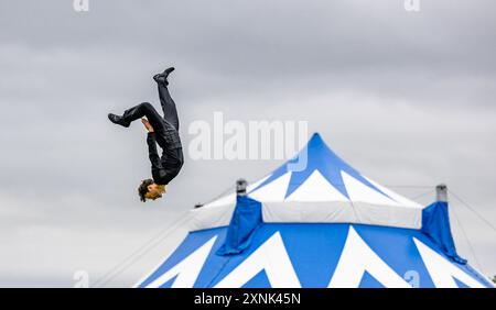 Edinburgh, Vereinigtes Königreich. 1. August 2024 Pictured: Cirquework präsentiert einen kurzen Blick auf ihre unglaubliche Show Ghost Light at the Edinburgh Fringe, Underbelly Circus Hub, mit einem einzigen Apparat - dem Teeterboard. Quelle: Rich Dyson/Alamy Live News Stockfoto