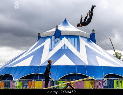 Edinburgh, Vereinigtes Königreich. 1. August 2024 Pictured: Cirquework präsentiert einen kurzen Blick auf ihre unglaubliche Show Ghost Light at the Edinburgh Fringe, Underbelly Circus Hub, mit einem einzigen Apparat - dem Teeterboard. Quelle: Rich Dyson/Alamy Live News Stockfoto