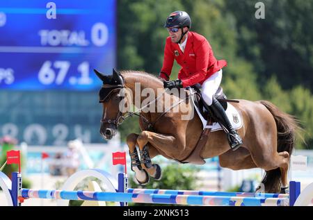 Versailles, Frankreich. August 2024. Olympia, Paris 2024, Pferdesport, Springreiten, Team, in der Qualifikation fährt Philipp Weishaupt Zineday durch den Kurs. Quelle: Rolf Vennenbernd/dpa/Alamy Live News Stockfoto