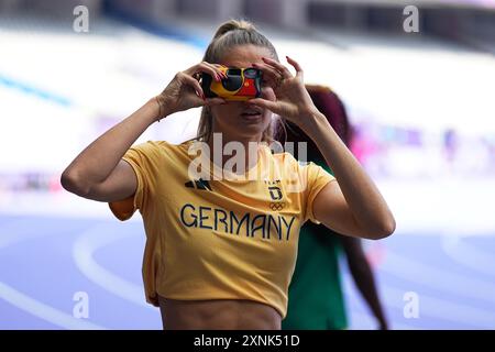 Saint Denis, Frankreich. August 2024. Paris 2024, Olympische Spiele, Leichtathletik, Stade de France, Alica Schmidt, Athlet, Model und Influencer aus Deutschland macht Fotos im Stadion mit einer Einwegkamera. Quelle: Michael Kappeler/dpa/Alamy Live News Stockfoto