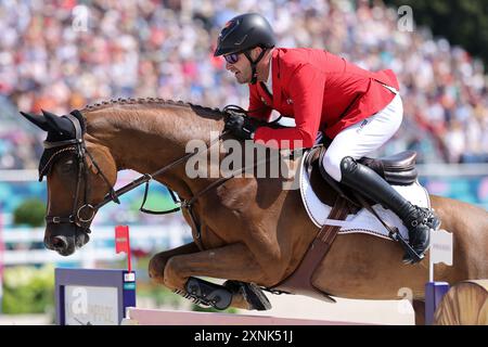 Versailles, Frankreich. August 2024. Olympia, Paris 2024, Pferdesport, Springreiten, Team, in der Qualifikation fährt Philipp Weishaupt Zineday durch den Kurs. Quelle: Rolf Vennenbernd/dpa/Alamy Live News Stockfoto