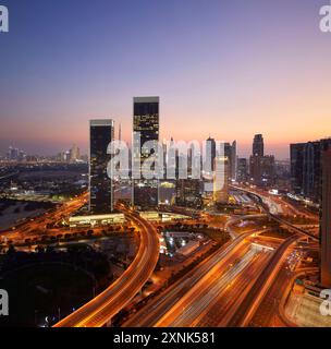 Erhöhte Fernsicht auf die One Za'abeel Towers und die Stadtlandschaft. One Za'abeel Tower, Dubai, Vereinigte Arabische Emirate. Architekt: Nikken Sekkei, 2023. Stockfoto