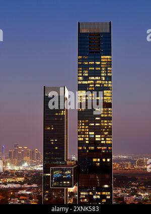 Erhöhter Blick auf einen Za'abeel Towers mit der Verbindung und der Stadtlandschaft. One Za'abeel Tower, Dubai, Vereinigte Arabische Emirate. Architekt: Nikken Sekkei, 2023. Stockfoto
