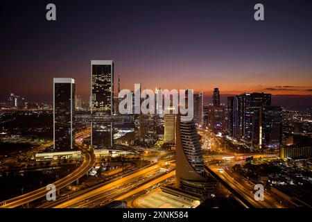 Erhöhte Fernsicht auf die One Za'abeel Towers und die Stadtlandschaft. One Za'abeel Tower, Dubai, Vereinigte Arabische Emirate. Architekt: Nikken Sekkei, 2023. Stockfoto