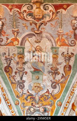 PERUGIA, ITALIEN - 18. MAI 2024: Fresken in Stile Groteske in der Kirche Basilica di San Pietro von Giovanni Fiammingo (1592). Stockfoto