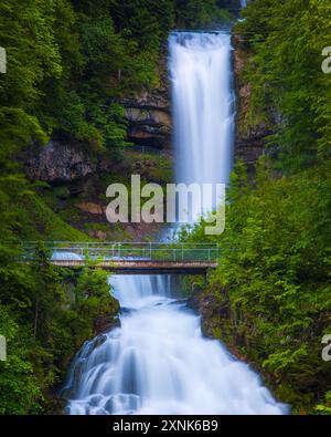 Der Giessbachfall entspringt in den Hochtälern und Becken des Faulhorn-Sägistal-Gebietes und mündet in den weltberühmten Giessbachfall, den plun Stockfoto