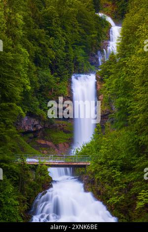 Der Giessbachfall entspringt in den Hochtälern und Becken des Faulhorn-Sägistal-Gebietes und mündet in den weltberühmten Giessbachfall, den plun Stockfoto