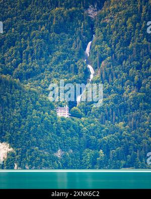 Der Giessbachfall entspringt in den Hochtälern und Becken des Faulhorn-Sägistal-Gebietes und mündet in den weltberühmten Giessbachfall, den plun Stockfoto