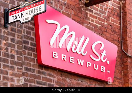 Toronto, Kanada - 29. Juli 2024: Geschäftszeichen von Mill St. Brewpub im Distillery District Stockfoto