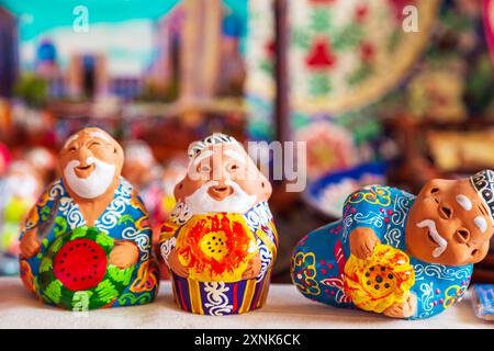 Lustige Souvenirs - Figuren von Menschen auf dem Siab-Markt. Samarkand, Usbekistan - 20. Juli 2024. Stockfoto